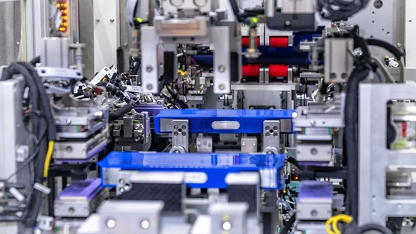 Επιτέλους, μια ευρωπαϊκή αυτοκινητοβιομηχανία φτιάχνει τις δικές της μπαταρίες για ηλεκτρικά αυτοκίνητα