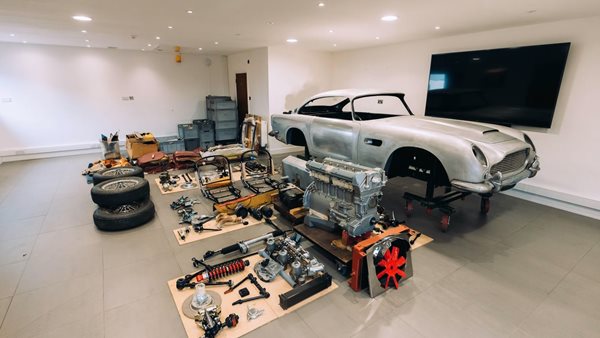 Πόσο λες πουλήθηκε αυτή η αμοντάριστη Aston Martin DB5;