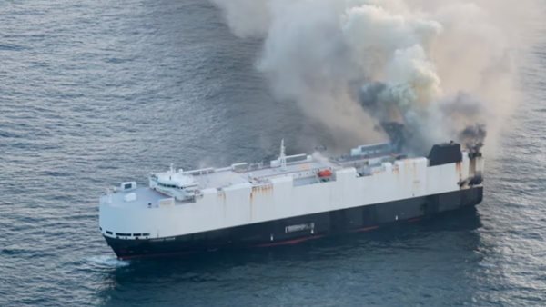 Βυθίστηκε πλοίο που μετέφερε πάνω από 3.000 αυτοκίνητα