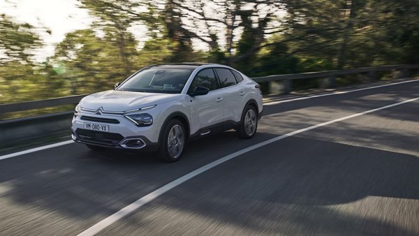 Η Citroen αποκάλυψε τα νέα e-C4 X και C4 X