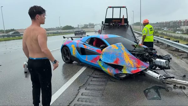 YouTuber τράκαρε την McLaren του σε ζωντανή μετάδοση (video)