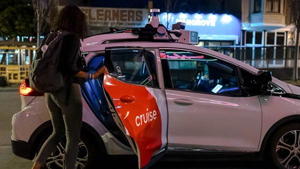 Τρόμαξαν οι επιβάτες αυτόνομου ταξί που τρελάθηκε και πήγε να πατήσει πεζό (video)