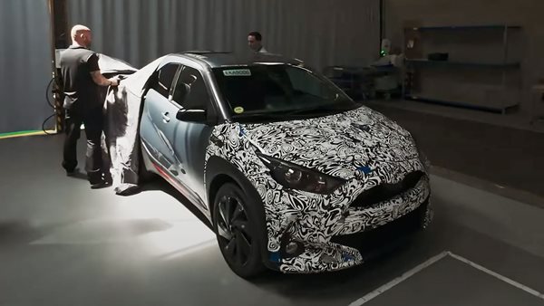 Πώς εξελίσσει η Toyota το πρώτο πλήρως υβριδικό Aygo X (video)