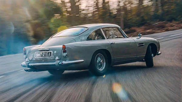 Η Aston Martin DB5 ντριφτάρει χωρίς τον James Bond