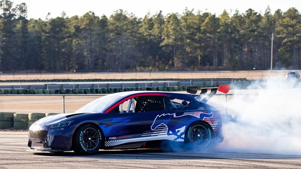 Η Ford παρουσίασε ηλεκτρικό πρωτότυπο NASCAR