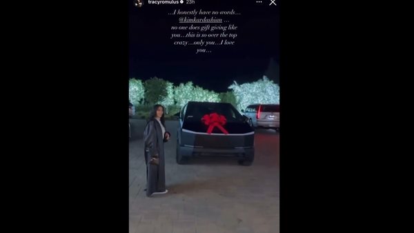 H Kim Kardashian έκανε δώρο στην κολλητή της ένα Tesla Cybertruck