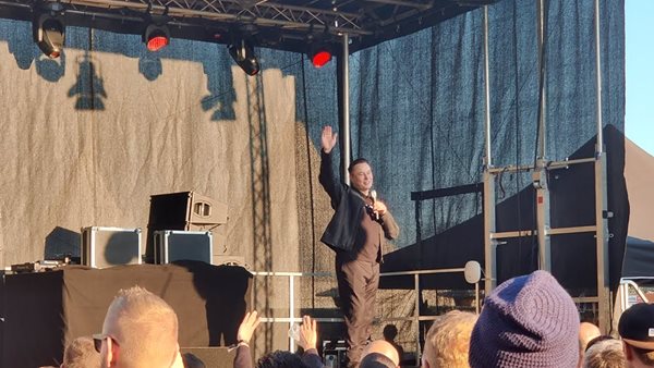 O Elon Musk χορεύει στο Gigafactory