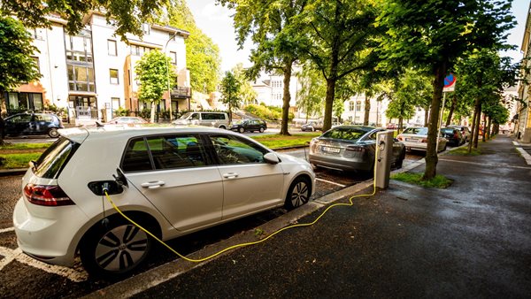 Σε ποια χώρα ήταν ηλεκτρικά σχεδόν όλα τα αυτοκίνητα που πουλήθηκαν τον Σεπτέμβριο