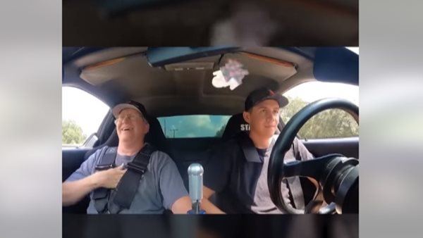 Video: Πώς τρομάζεις τον μπαμπά σου με Honda NSX 1.000 ίππων