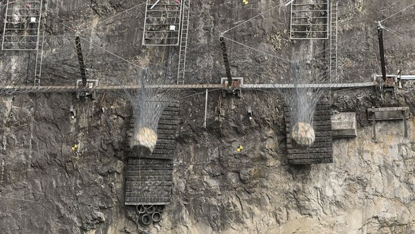 Κατολίσθηση σε αυτοκινητόδρομο-δείτε εντυπωσιακά video από τις δοκιμές