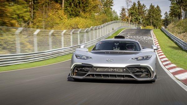 Video: Δείτε την AMG One να πιάνει 350 km/h σε δημόσιο δρόμο
