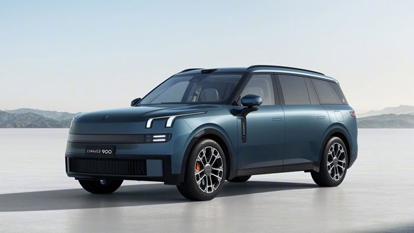 Το νέο plug-in υβριδικό Lynk & Co 900 διαθέτει δύο οθόνες 6K 30 ιντσών