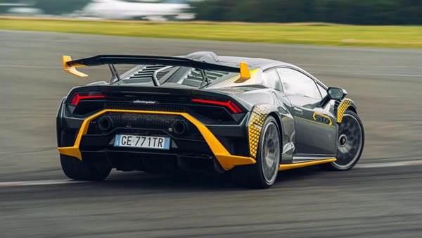 Lamborghini Huracan STO εναντίον Chris Harris: Θρίαμβος