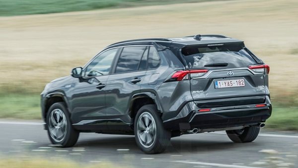 Γιατί η Toyota μειώνει τόσο πολύ την παραγωγή της