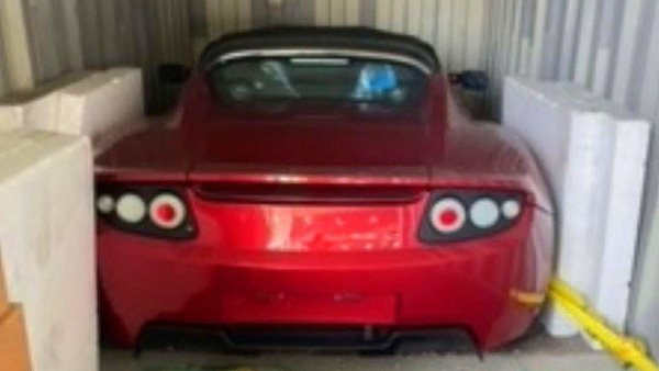 Προσφορά εκατομμυρίων για τα τρία άθικτα Tesla Roadster που βρέθηκαν σε κοντέινερ
