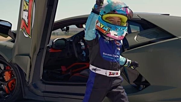 Δείτε έναν 5χρονο να πιάνει 312 km/h στο τιμόνι μιας Lamborghini Revuelto