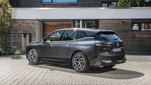 Video: Η BMW iX παρκάρει μόνη της μέσω κινητού