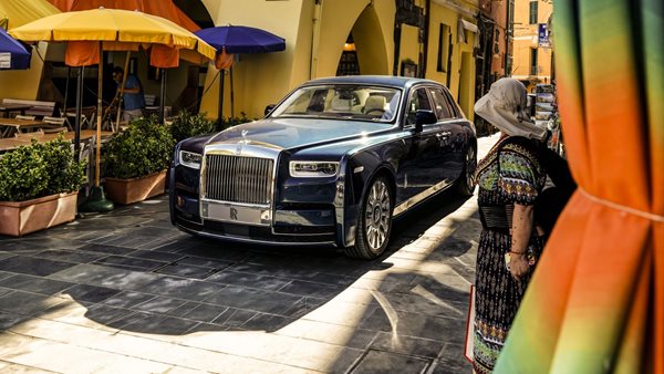 Μια Rolls-Royce Phantom που μοιάζει με τουριστικό γραφείο της Ιταλίας