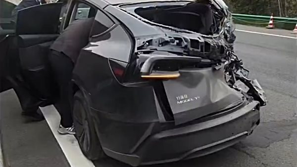 Τρομακτική σύγκρουση φορτηγού με το νέο Tesla Model Y (video)