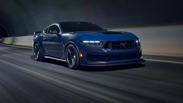 Η Ford Mustang Dark Horse είναι "μαμά" έτοιμη για πίστα
