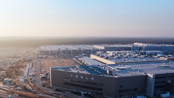 Σε ποια χώρα η Tesla κάνει μόνιμους εκατοντάδες υπαλλήλους