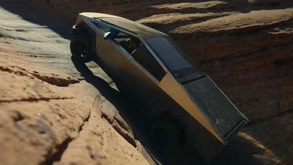 Τι έγινε όταν ένα Nissan Sentra εμβόλισε Tesla Cybertruck