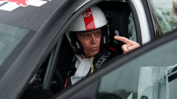 Η Lancia επιστρέφει στα ράλι και ο Carlos Tavares οδήγησε την αγωνιστικη Lancia Ypsilon HF Rally4