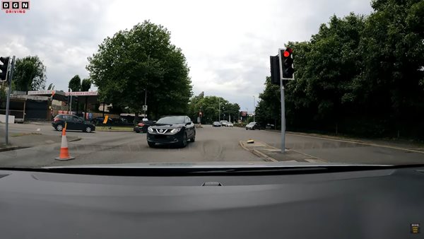 Νεαρή που έκανε μάθημα οδήγησης βρέθηκε αντιμέτωπη με καταδίωξη της αστυνομίας