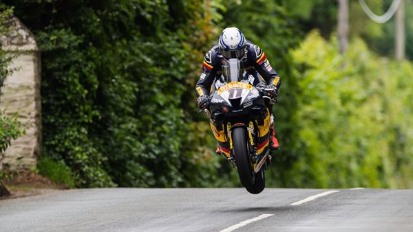 O Michael Dunlop έγραψε ιστορία στον πιο τρομακτικό αγώνα του κόσμου