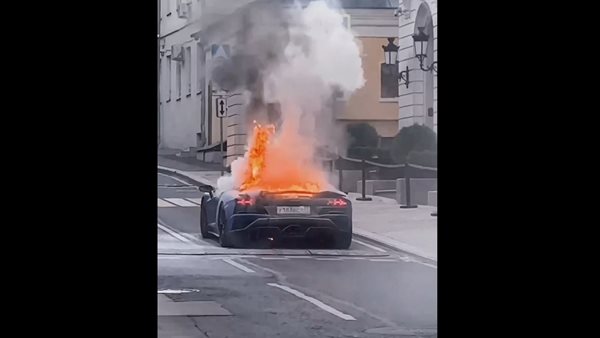 Lamborghini Aventador καίγεται live στο Instagram