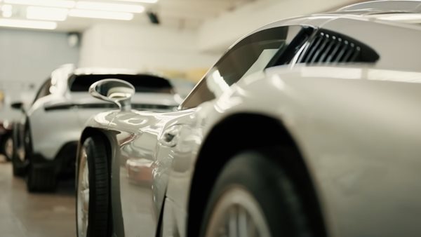Video: Μπήκαμε στο μυστικό γκαράζ της Porsche