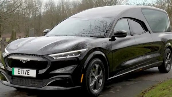 Ο πρόεδρος της Ford ποστάρει θέμα με νεκροφόρα Mustang Mach-E