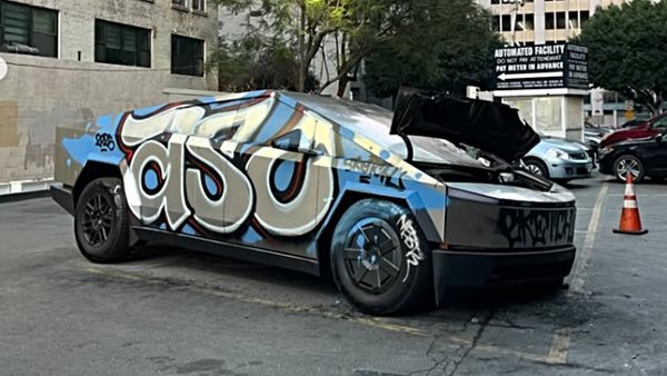 Παρατημένο Cybertruck καλύφθηκε με γκράφιτι (video)