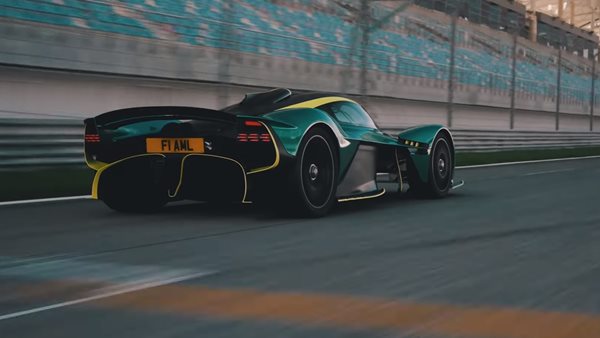 Λυσσασμένη Aston Martin: O Chris Harris οδηγεί Valkyrie