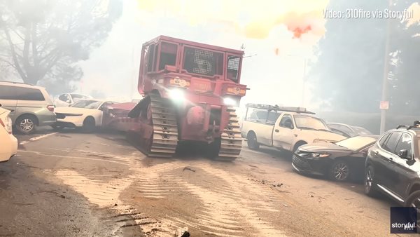 Φωτιές στο Λος Άντζελες: Αδειάζουν τους δρόμους από παρατημένα αυτοκίνητα με μπουλντόζες (video)