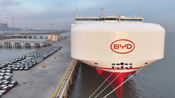 H BYD έριξε στη θάλασσα τον γίγαντα των μεταφορών αυτοκινήτων