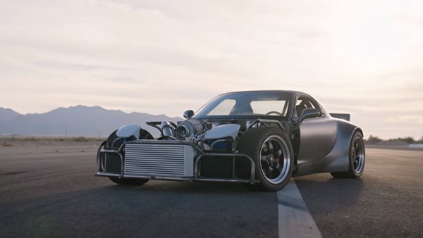 Απίστευτο Mazda RX-7 με 4 ρότορες και 2.000 ίππους