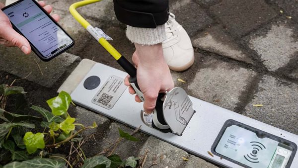 Η καινοτομία που αλλάζει τον τρόπο φόρτισης ηλεκτρικών αυτοκινήτων (video)