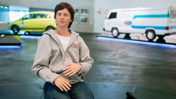 Συνάντηση με το ρομπότ Andrea στο μουσείο της Mercedes