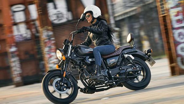 Άτοκο χρηματοδοτικό για τις μοτοσυκλέτες UM Motorcycles