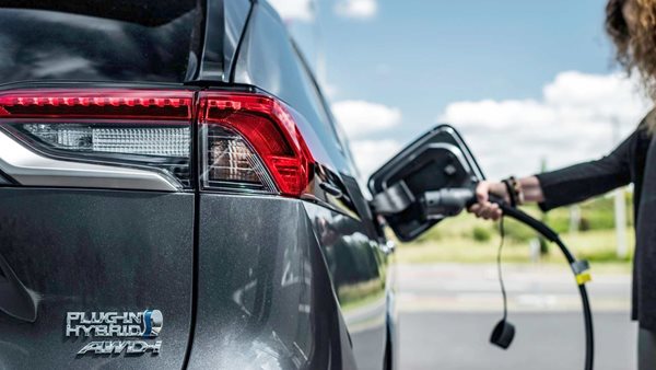Δύο μεγάλες φίρμες αυτοκινήτων κάνουν πίσω στα PHEV μεγάλης ηλεκτρικής αυτονομίας