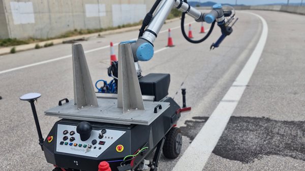 Ολυμπία Οδός: Δείτε αυτόνομο ρομπότ να κάνει επισκευές μόνο του στο οδόστρωμα! (video)