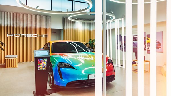 Δείτε το εντυπωσιακό pop-up κατάστημα της Porsche στο Golden Hall (εικόνες)