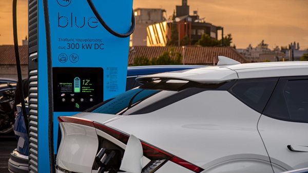 ΔΕΗ blue: Χριστουγεννιάτικη προσφορά φόρτισης ηλεκτρικών αυτοκινήτων