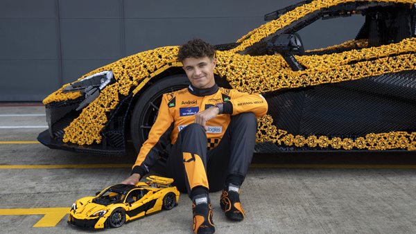 Ο Lando Norris οδηγεί μια McLaren P1 φτιαγμένη από Lego