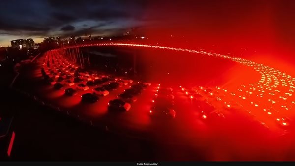 Απολαύστε το μεγαλύτερο Tesla Light Show που έγινε ποτέ (video)