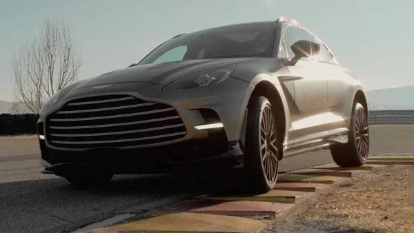 Ο Fernando Alonso "βασανίζει" μια Aston Martin DBX 707