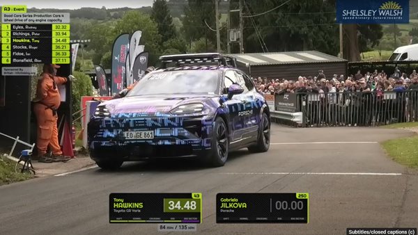 H ηλεκτρική Porsche Cayenne έκανε το πρώτο ρεκόρ πριν βγει στην παραγωγή (video)