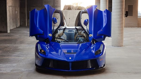 3,7 εκατ. για την μοναδική μπλε LaFerrari με λευκό εσωτερικό