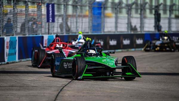 Ακτιβιστές εισέβαλαν στην πίστα του Βερολίνου στην εκκίνηση της Formula Ε